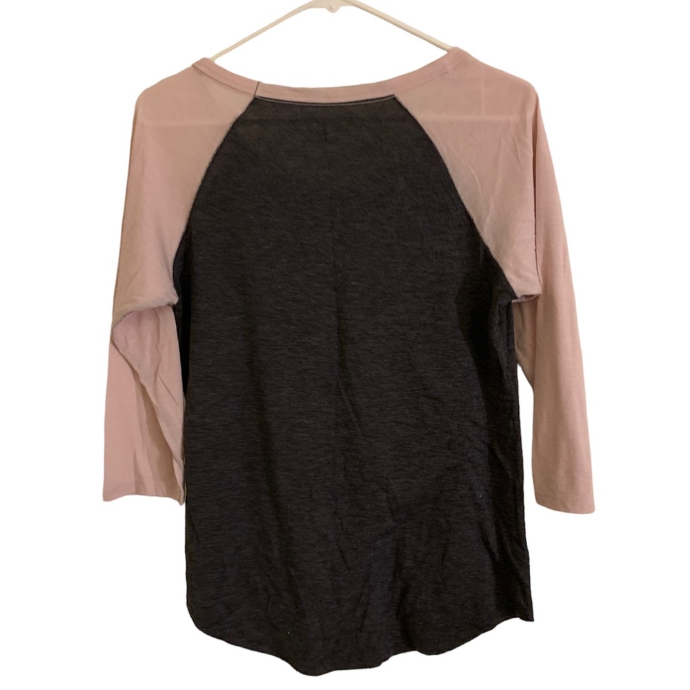 EUC American Eagle Women’s Baseball Shirt in Gray/Pink - Picture 2 of 3